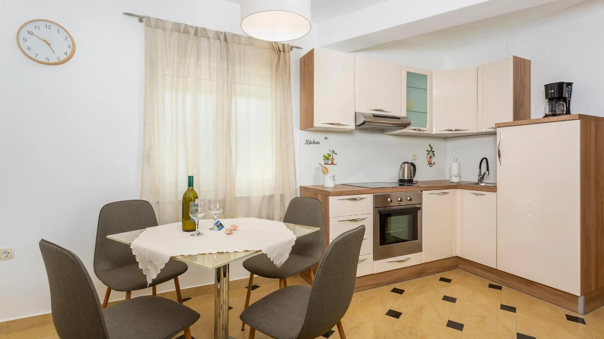 Apartment Njivice 5295B